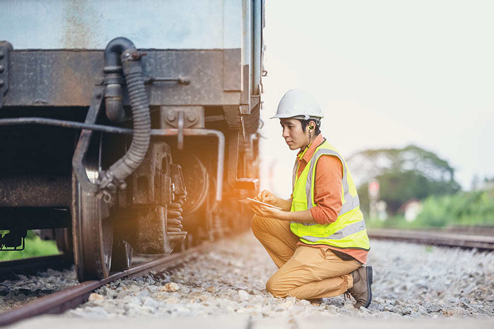 Railworker-1_YE-CL360_96